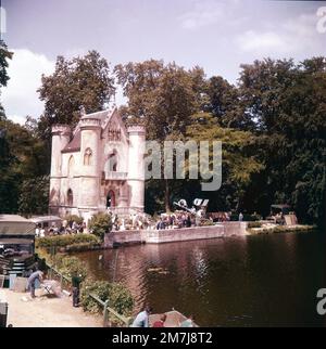 Am Set im Chateau de la reine Blanche in Paris während der Dreharbeiten für DAS LUSTIGE GESICHT 1957 Regisseur STANLEY DONEN Autor Leonard Gershe Kostümdesign Edith Head Musik George Gershwin Lyrics Ira Gershwin Produzent Roger Edens Paramount Pictures Stockfoto