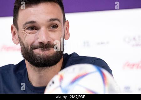 Dateifoto vom 09. Dezember 2022 des Torhüters von Frankreich Hugo Lloris spricht während der Pressekonferenz von Frankreich im Main Media Center in Doha, Katar. Der Torwart und Kapitän der französischen Weltmeisterschaft, Hugo Lloris, hat mit 36 Jahren seinen Rücktritt aus dem internationalen Fußball angekündigt. Tottenham ace Lloris erreichte zwischen 2008 und 2022 Rekordauftritte in Frankreich in 145 Fällen, wobei das Team 121 Mal als Kapitän fungierte, ebenfalls ein Rekord. Foto: David Niviere/ABACAPRESS.COM Stockfoto