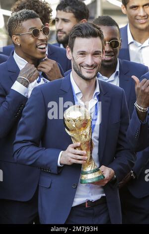 Dossierfoto vom 16. Juli 2018 von Hugo Lloris, nachdem die französische Fußballnationalmannschaft das Fußballfinalspiel der russischen Fußballweltmeisterschaft 2018 gewann, während eines Empfangs im Elysee Presidential Palace in Paris. Der Torwart und Kapitän der französischen Weltmeisterschaft, Hugo Lloris, hat mit 36 Jahren seinen Rücktritt aus dem internationalen Fußball angekündigt. Tottenham ace Lloris erreichte zwischen 2008 und 2022 Rekordauftritte in Frankreich in 145 Fällen, wobei das Team 121 Mal als Kapitän fungierte, ebenfalls ein Rekord. Foto: Thibaud Moritz/ABACAPRESS.COM Stockfoto