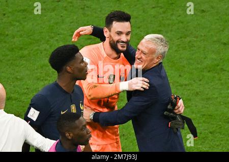 Dossierfoto vom 10. Dezember 2022 von Franzosen Hugo Lloris und Didier Deschamps nach dem Spiel England gegen Frankreich bei der FIFA-Weltmeisterschaft 2022 in Katar im Al Bayt-Stadion in Doha, Katar. Der Torwart und Kapitän der französischen Weltmeisterschaft, Hugo Lloris, hat mit 36 Jahren seinen Rücktritt aus dem internationalen Fußball angekündigt. Tottenham ace Lloris erreichte zwischen 2008 und 2022 Rekordauftritte in Frankreich in 145 Fällen, wobei das Team 121 Mal als Kapitän fungierte, ebenfalls ein Rekord. Foto: Laurent Zabulon/ABACAPRESS.COM Stockfoto