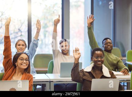 Lernen, Unterricht und Ausbildung mit Schülern, Fragen mit der Hand und Begeisterung für das Studium mit dem Stipendium. Universität, Studium und Vorlesung, Wachstum Stockfoto