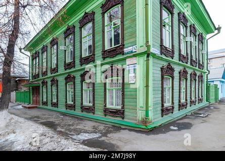 Tyumen. Russland. Denkmal der Holzarchitektur des 19. Jahrhunderts. Das Haus des Kaufmanns Borovtsin. Es ist ein Beispiel für einen Wohnsitz Stockfoto