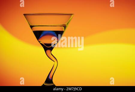 Wunderschönes konisches Cocktailglas mit einem ungewöhnlichen, gebogenen Stiel, fotografiert auf einem farbigen Hintergrund, das ein Beugungsmuster erzeugt Stockfoto
