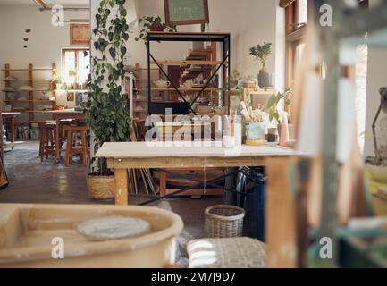 Inneneinrichtung, Töpferei und Werkstatt von Kleinunternehmen in Keramik, Kunsthandwerk oder Kreativstudio von Startup-Unternehmen. Leerer Arbeitsplatz eines Künstlerraums Stockfoto
