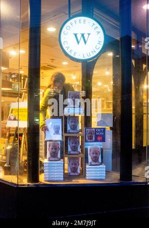 Brighton UK, 10. Januar 2023 - Ein Mitarbeiter des Waterstones Buchladens in Brighton hat heute Morgen die Ausstellung von Prince Harrys Buch Spare überprüft, das heute im Vereinigten Königreich verkauft wird: Credit Simon Dack / Alamy Live News Stockfoto