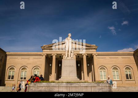 Abraham Lincoln-Statue vor dem District of Columbia Court of Appeals im ehemaligen D.C. Rathaus, ein nationales historisches Wahrzeichen, Wash Stockfoto