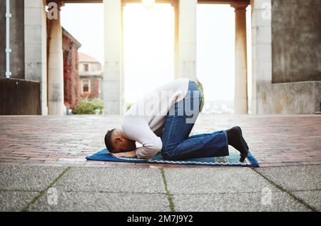 Muslimischer Studentenmann, Gebete und College am Morgen für Glauben, Erfolg oder Unterstützung von Gott für das Studium. Islamische Gebete, Gottesdienst und fangen an Stockfoto