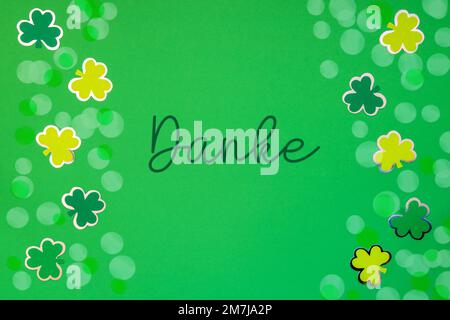 St. Patrick's Day, Green Flat Lay, deutscher Text Danke bedeutet Danke Stockfoto