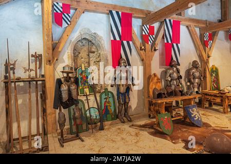 Ausstellung mittelalterlicher Waffen im Schloss Predjama Stockfoto