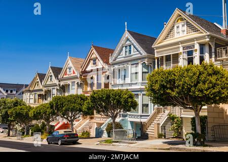 Der klassische Postkartenblick mit den viktorianischen Häusern des Alamo Sqaure in San Francisco, USA Stockfoto