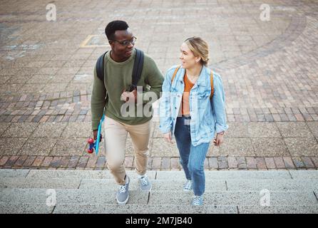 Universität, Studenten und Freunde mit Ausbildung und Campus, lernen und diskutieren, gehen und sprechen zusammen mit Lernen. Stipendium, College und Stockfoto