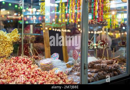 Foto von Popcorn, Karamelläpfeln und Süßigkeiten am Messestand Stockfoto