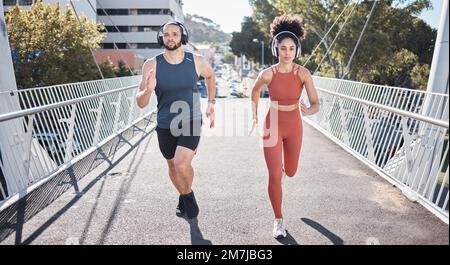 Fitness, Paar und Laufen mit Kopfhörern für City-Training, Workout oder Marathon-Training. Junge Männer, Frauen und Outdoor-Cardio-Sport mit Musik Stockfoto