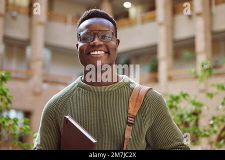 Universitätsstudent, Schwarzer und Porträt auf dem Campus für Bildung, Lernen und Studium in Atlanta. Glücklicher junger Student mit Motivation Stockfoto