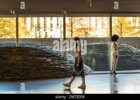 Two Women, National Gallery of Art - East Building, Washington, D.C., USA Stockfoto