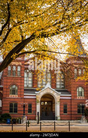 Arts and Industries Building, das zweitälteste (nach dem Schloss) der Smithsonian Museen in der National Mall, Washington, D.C., USA Stockfoto