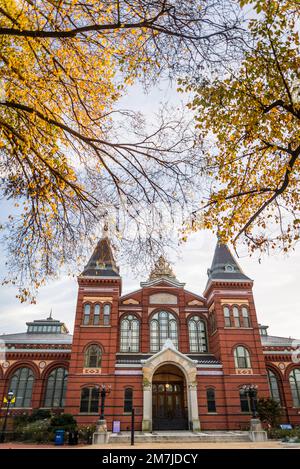 Arts and Industries Building, das zweitälteste (nach dem Schloss) der Smithsonian Museen in der National Mall, Washington, D.C., USA Stockfoto