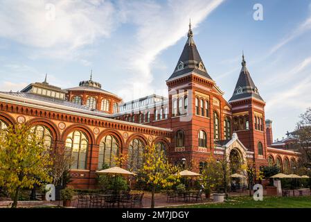 Arts and Industries Building, das zweitälteste (nach dem Schloss) der Smithsonian Museen in der National Mall, Washington, D.C., USA Stockfoto