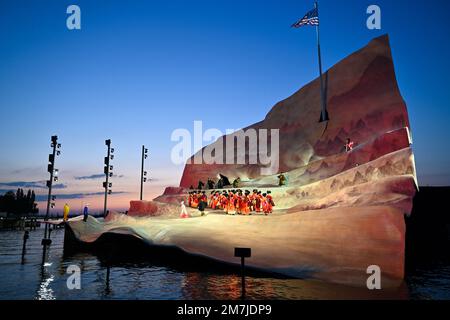 Bregenz, Österreich. 15. Juli 2022. Schauspieler spielen während der Fotoprobe auf der Seebühne des Bregenz Festivals. Die Oper Madame Butterfly von Giacomo Puccini wird gezeigt. In der Szene versammeln sich Geishas in der Mitte der Bühne, während CIO-CIO-San, auch Butterfly genannt, an den Rand der Bühne geht. CIO-CIO-San wird von Soprano Barno Ismatullaeva aus Usbekistan gespielt. Kredit: Felix Kästle/dpa/Alamy Live News Stockfoto