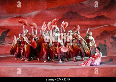 Bregenz, Österreich. 15. Juli 2022. Schauspieler spielen während der Fotoprobe auf der Seebühne des Bregenz Festivals. Die Oper Madame Butterfly von Giacomo Puccini wird gezeigt. In der Szene versammeln sich Geishas auf der Bühne, während CIO-CIO-San (r), auch Butterfly genannt, auf der Bühne sitzt. CIO-CIO-San wird von Soprano Barno Ismatullaeva aus Usbekistan gespielt, Kredit: Felix Kästle/dpa/Alamy Live News Stockfoto