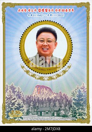 2022 Nordkorea-Stempel. Kim Jong Il zum 80. Geburtstag mit Baekdusanischem geheimen Camp-Gebäude und Berg mit Propagandaslogans Stockfoto