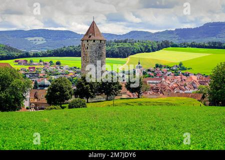 Château de Porrentruy in der umliegenden Landschaft, Kanton Jura, Schweiz. Stockfoto