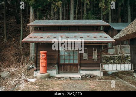 Traditionelles Holzhaus mit einem alten Briefkasten auf dem Land Stockfoto