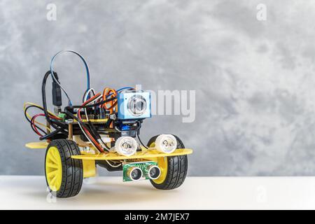 Programmierbares Heimwerkerroboter-Zweirad-Fahrzeug mit Hindernissensor und Kamera mit kabelloser Steuerung Stockfoto
