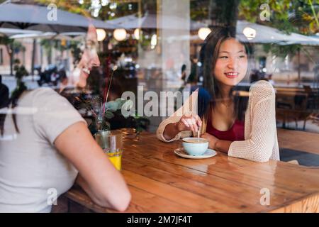 Zwei junge Freunde trinken eine Tasse Kaffee Stockfoto