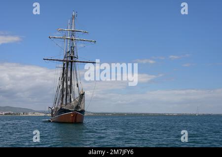 Segelboot vor der Insel Culatra, Olhao, Algarve, Portugal vor Anker Stockfoto