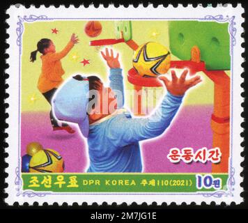 2021 Stempelserie Nordkorea. Kinder im Spiel. Mini-Basketball Stockfoto