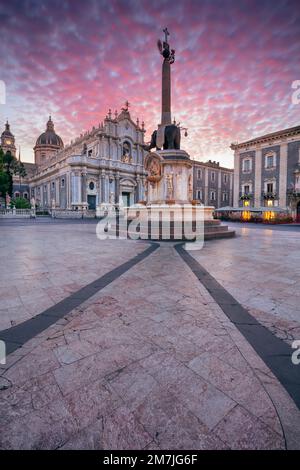 Catania, Sizilien, Italien. Stadtbild des Domplatzes in Catania, Sizilien, mit der Kathedrale der Heiligen Agatha bei Sonnenaufgang. Stockfoto