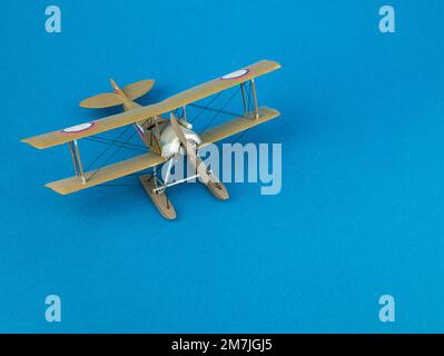 Escort-Kämpfer im Miniaturformat, Kopierraum. WWI Modell Biplane, selektiver Fokus. Konzept des Hobbys, maßstabsgetreuer Modellbau, Luftfahrt Stockfoto