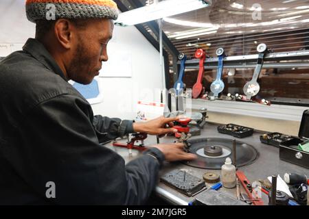 Kapstadt, Südafrika. 26. Okt. 2022. Moloko Manyama schneidet einen Diamanten in der Werkstatt des Shimansky Juweliergeschäfts in Kapstadt, Südafrika. Der russische Aggressionskrieg gegen die Ukraine verstärkt derzeit den Trend gegen Konfliktdiamanten. Kredit: Kristin Palitza/dpa/Alamy Live News Stockfoto