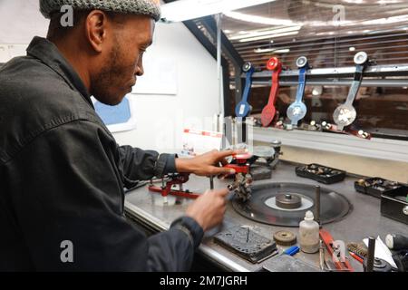 Kapstadt, Südafrika. 26. Okt. 2022. Moloko Manyama schneidet einen Diamanten in der Werkstatt des Shimansky Juweliergeschäfts in Kapstadt, Südafrika. Der russische Aggressionskrieg gegen die Ukraine verstärkt derzeit den Trend gegen Konfliktdiamanten. Kredit: Kristin Palitza/dpa/Alamy Live News Stockfoto