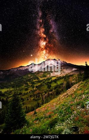 Mount Rainer im US-Bundesstaat Washington: Ein atemberaubendes Bild zeigt Mount Rainier vor dem Hintergrund der Milchstraße, die wie La ausbricht Stockfoto