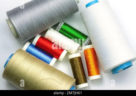 Mehrfarbige Nähfäden. Hintergrund der Spulen mit bunten Nähfäden, Draufsicht. Stockfoto