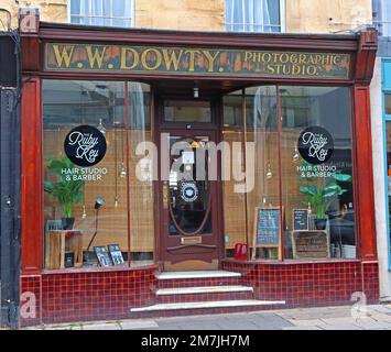 WW Dowty Photographic Studio, Historic Shopfront, 47 Winchcombe St, Cheltenham, Gloucestershire, England, Großbritannien, GL52 2NE Stockfoto