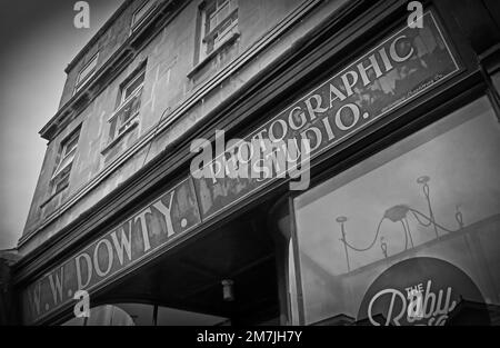 WW Dowty Photographic Studio, Historic Shopfront, 47 Winchcombe St, Cheltenham, Gloucestershire, England, Großbritannien, GL52 2NE Stockfoto