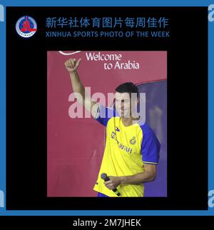 (230110) -- PEKING, 10. Januar 2023 (Xinhua) -- XINHUA SPORTFOTO DER WOCHE (vom 2. Januar bis 8. Januar 2023) ÜBERTRAGEN am 10. Januar 2023. Al-Nassr's portugiesischer Stürmer Cristiano Ronaldo Gesten für Fans während seiner Enthüllung im Mrsool Park Stadium in der Saudi-arabischen Hauptstadt Riad am 3. Januar 2023. (Xinhua/Wang Haizhou) Stockfoto