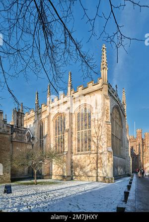 Christliche Kapelle und Apfelbaum Isaac Newton an der Trinity College, Universität Cambridge, England, an einem verschneiten Wintertag, 2022. Stockfoto