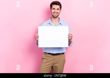 Foto eines positiven Mannes weißes Papierblatt leer halten Schwarzer freitag empfehlen Besuch des neuen Store Centers isoliert auf pinkfarbenem Hintergrund Stockfoto