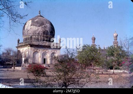 Die Qutub Shahi-Gräber befinden sich im Ibrahim Bagh, in der Nähe des berühmten Golconda Fort in Hyderabad, Indien. Sie beherbergen die Gräber und Moscheen, die von den verschiedenen Königen der Qutub Shahi-Dynastie erbaut wurden. Die Galerien der kleineren Gräber sind einstöckig, die größeren sind zweistöckig. Stockfoto