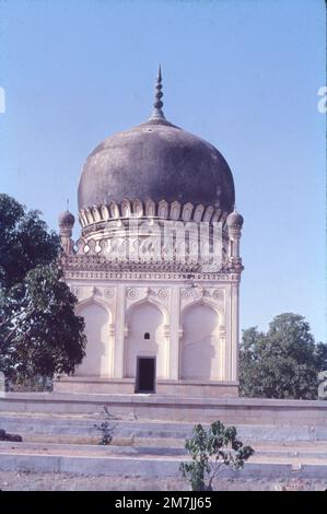 Die Qutub Shahi-Gräber befinden sich im Ibrahim Bagh, in der Nähe des berühmten Golconda Fort in Hyderabad, Indien. Sie beherbergen die Gräber und Moscheen, die von den verschiedenen Königen der Qutub Shahi-Dynastie erbaut wurden. Die Galerien der kleineren Gräber sind einstöckig, die größeren sind zweistöckig. Stockfoto