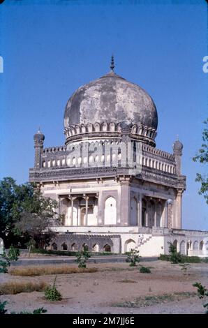 Die Qutub Shahi-Gräber befinden sich im Ibrahim Bagh, in der Nähe des berühmten Golconda Fort in Hyderabad, Indien. Sie beherbergen die Gräber und Moscheen, die von den verschiedenen Königen der Qutub Shahi-Dynastie erbaut wurden. Die Galerien der kleineren Gräber sind einstöckig, die größeren sind zweistöckig. Stockfoto