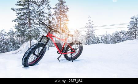 Fettes Fahrrad im Schnee. Abenteuersport im Winter. Stockfoto