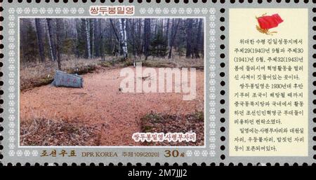 2020 Nordkorea-Stempel. Zum 75. Jahrestag der Befreiung Koreas. Geheime Militärbasen am Mt. Paektu Stockfoto