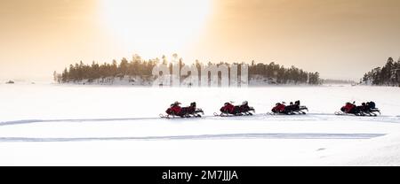 Schneemobilabenteuer im finnischen Lappland. Stockfoto