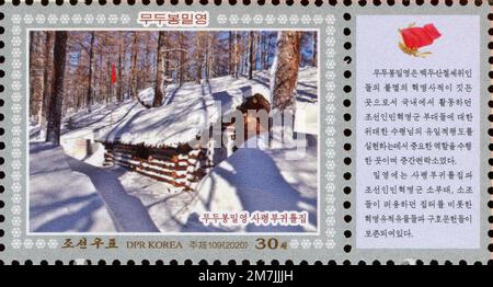 2020 Nordkorea-Stempel. Zum 75. Jahrestag der Befreiung Koreas. Geheime Militärbasen am Mt. Paektu Stockfoto