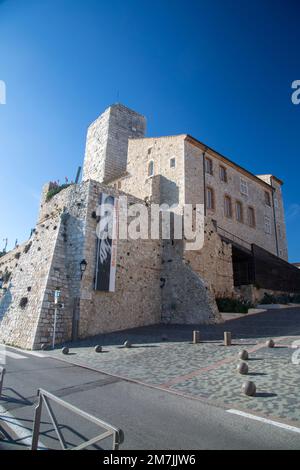 ANTIBES, FRANKREICH - 5. JANUAR 2023: Außenansicht des Picasso-Museums in Antibes, Frankreich Stockfoto